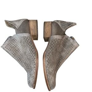 Vince Camuto Gray Suede Perforated Ankle Booties Block Heel‎ Size 8W